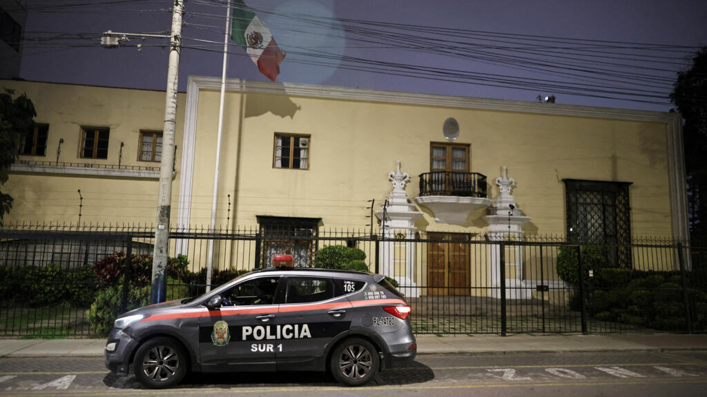 بيرو تقرر قطع علاقاتها مع المكسيك بعد هرب رئيسة الوزراء السابقة لسفارتها