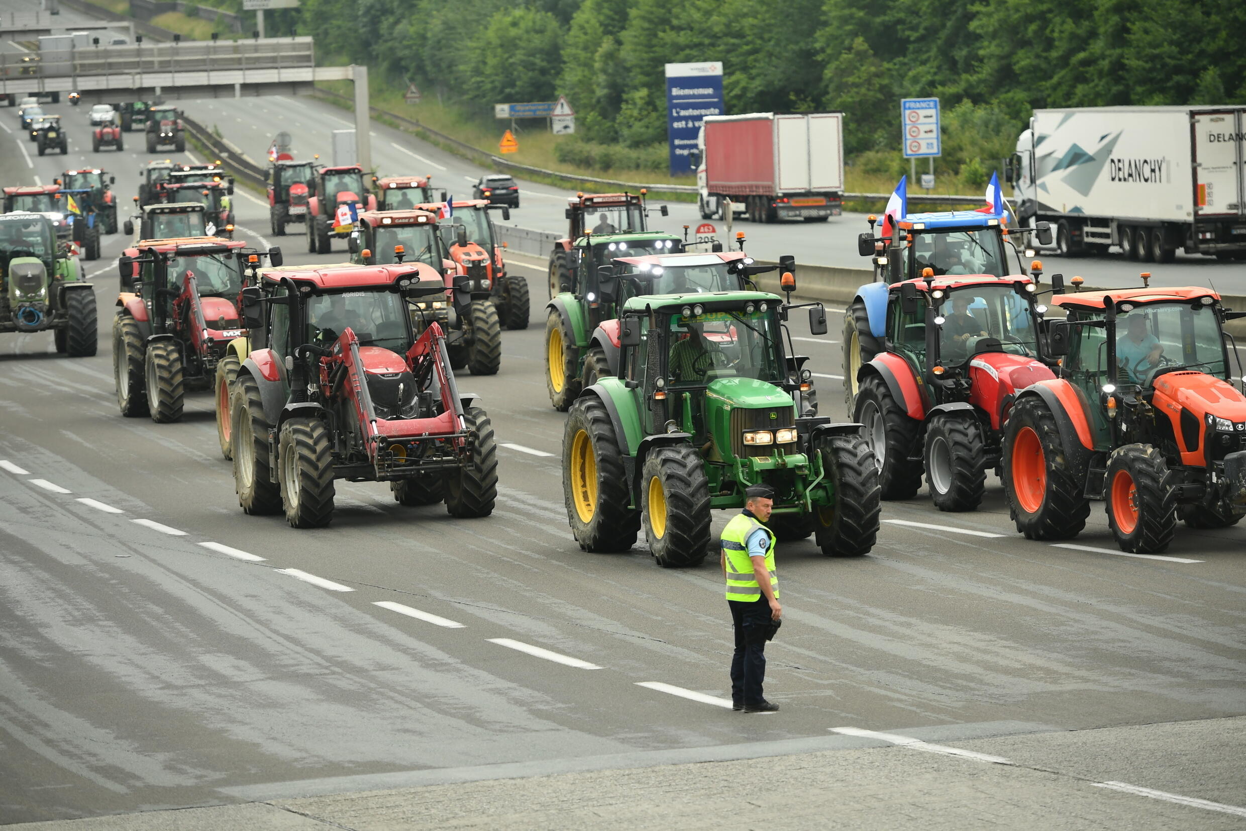 Des agriculteurs bloquent avec leurs tracteurs la frontière franco-espagnole, le 3 juin 2024 à Biriatou, dans les Pyrénées-Orientales