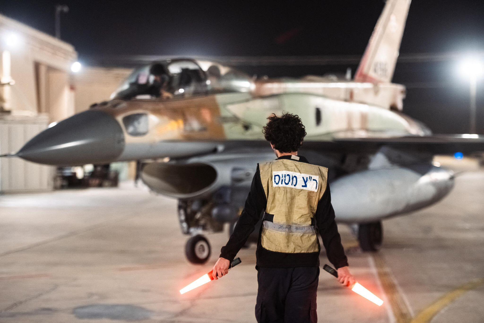Un avion de chasse quittant un hangar dans un lieu non divulgué en Israël. Photo publiée par l'armée israélienne le 26 octobre 2024.