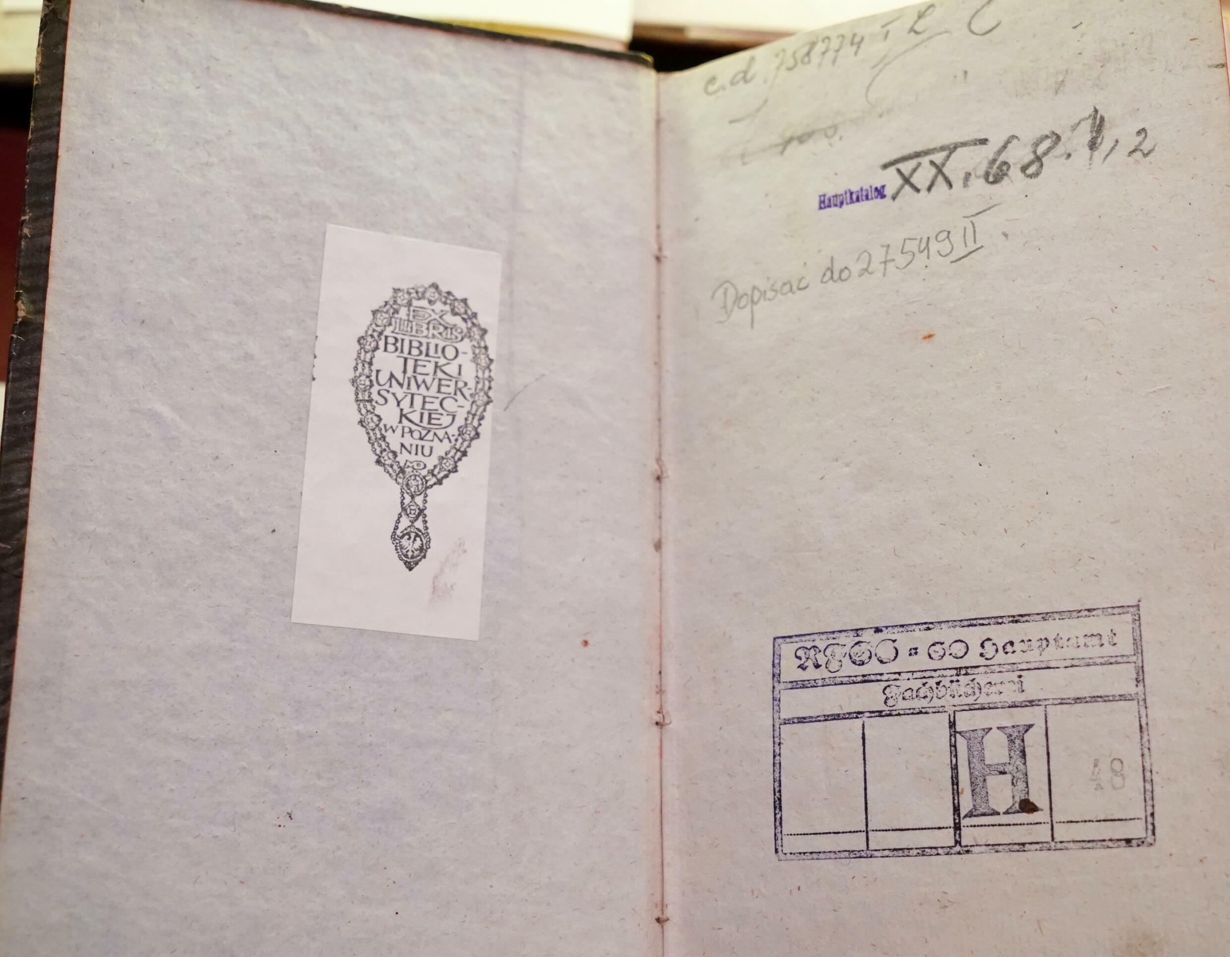 Książka nosi pieczęć nazistowskiego reżimu wystawiona w Poznaniu 22 grudnia 2021 r.