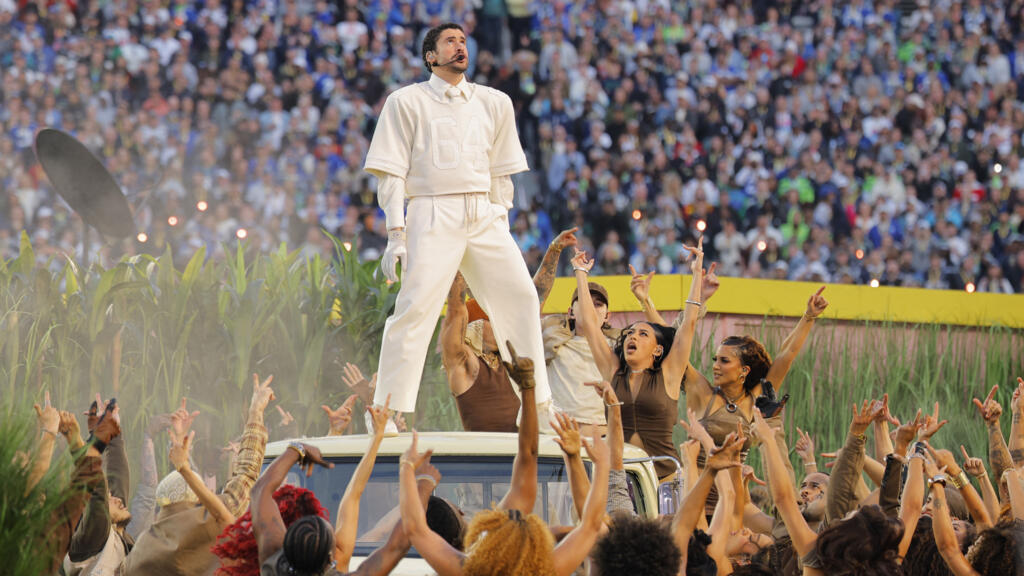 Super Bowl LX - Espectáculo de medio tiempo - New England Patriots v Seattle Seahawks - Levi's Stadium, Santa Clara, California, Estados Unidos - 8 de febrero de 2026 Bad Bunny se presenta durante el espectáculo de medio tiempo.