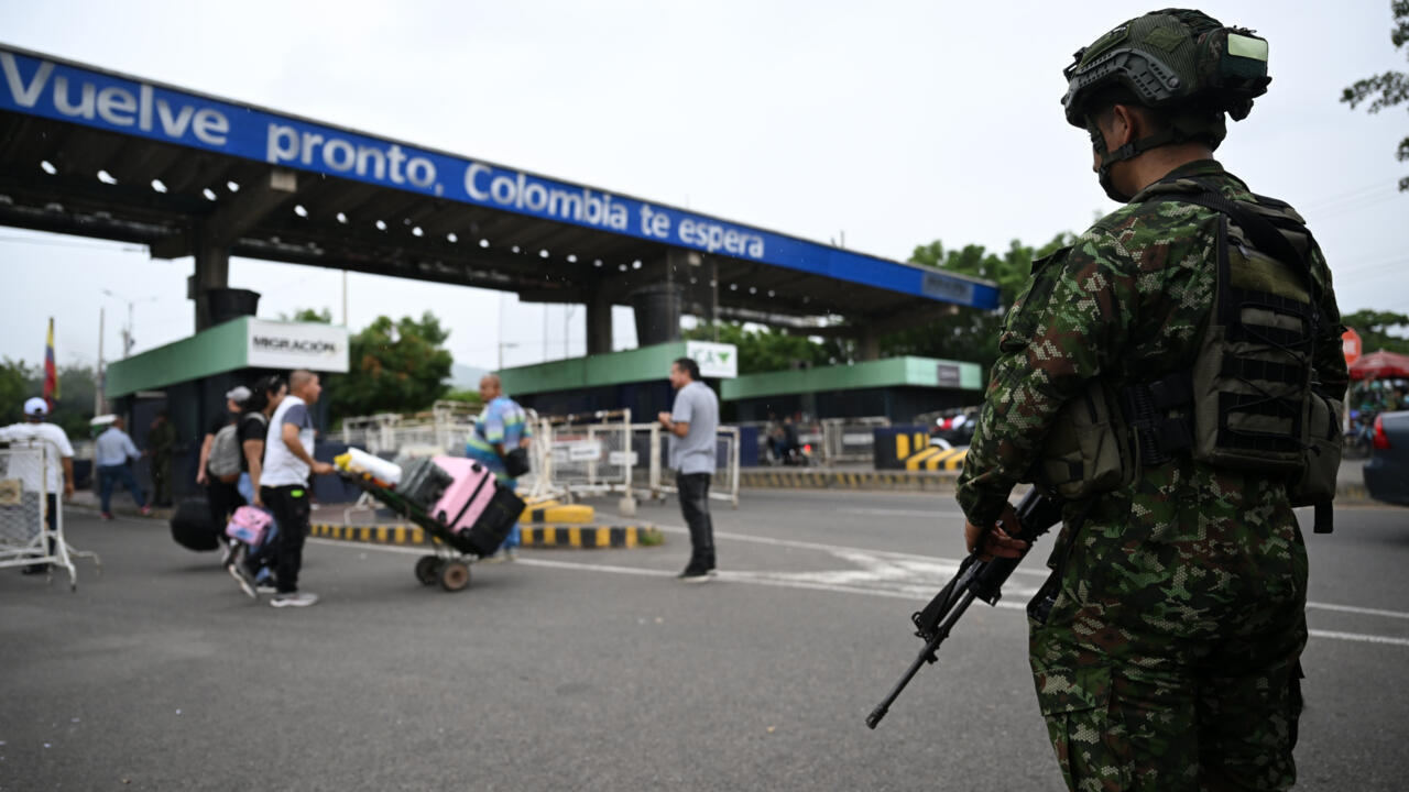 فنزويليون يعبرون الحدود الكولومبية بمزيج من شعور بالارتياح والقلق