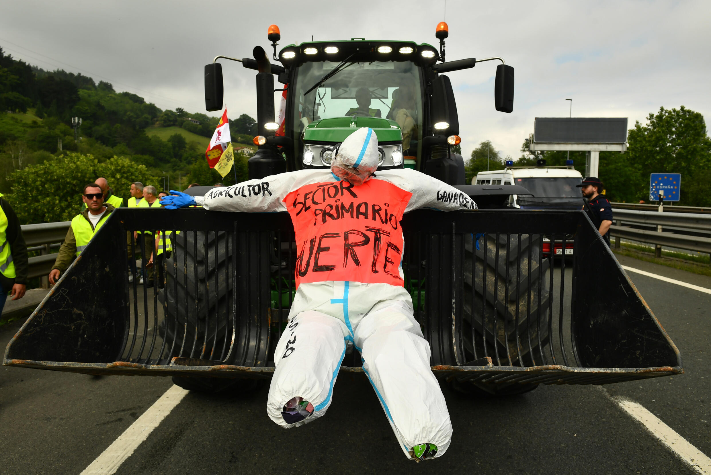 Un tracteur espagnol avec un mannequin et un message "Mort du secteur primaire" participe au blocage de l'autoroute à la frontière entre l'Espagne et la France, le 3 juin 2024 à Biriatou dans les Pyré