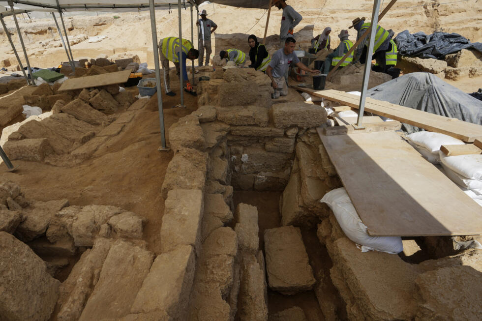 Arqueólogos palestinos retiran arena de las tumbas del cementerio romano de Jebaliya, en el norte de la Franja de Gaza, el sábado 23 de septiembre de 2023. El antiguo cementerio fue descubierto el año pasado durante la construcción de un proyecto inmobiliario. Los investigadores han descubierto 135 tumbas, entre ellas dos sarcófagos de plomo.