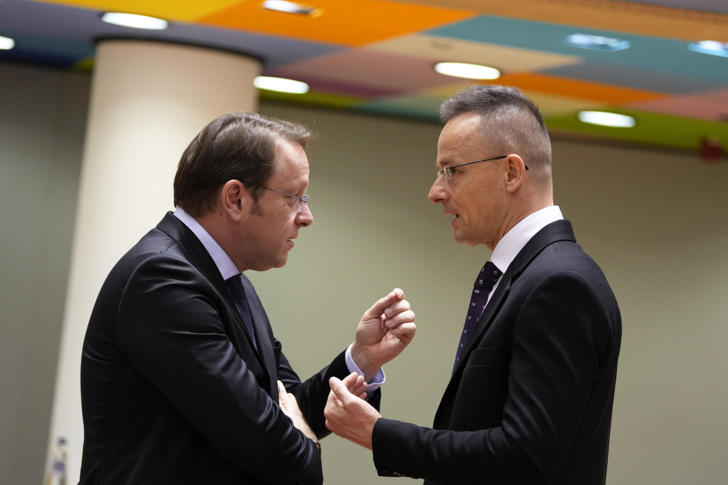 El ministro de Asuntos Exteriores de Hungría, Peter Szijjarto, a la derecha, habla con el comisario europeo de Vecindad y Ampliación, Oliver Varhelyi, durante una reunión de ministros de Asuntos Exteriores de la UE en el edificio del Consejo Europeo en Bruselas, el lunes 19 de febrero de 2024. Los ministros de Asuntos Exteriores de la Unión Europea debatirán el lunes, entre otros asuntos, la situación en Oriente Próximo y la agresión rusa contra Ucrania.