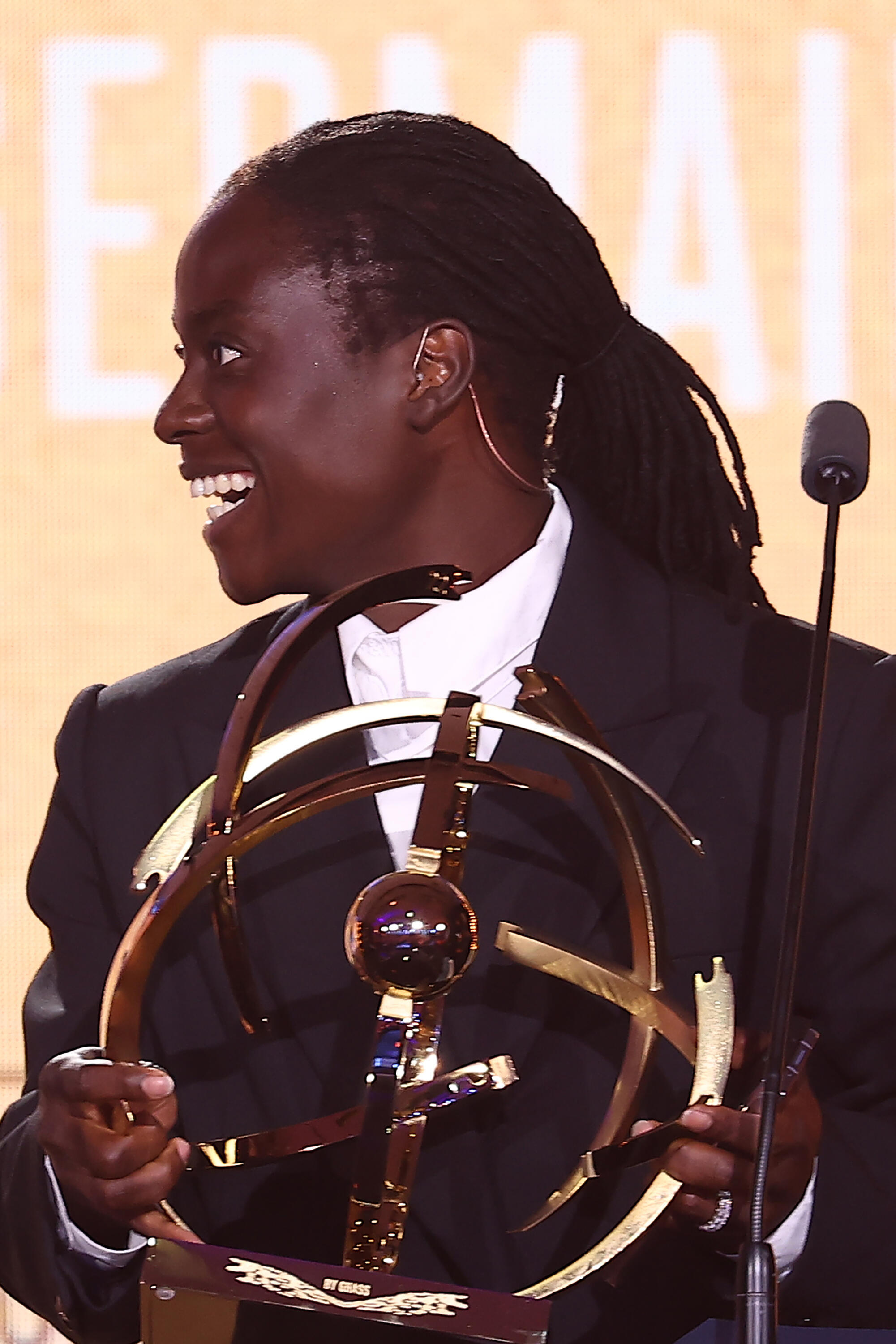 La joueuse malawite du Paris Saint Germain Tabitha Chawinga avec le trophée de meilleure joueuse de D1 de la saison le 13 mai 2024 à Paris