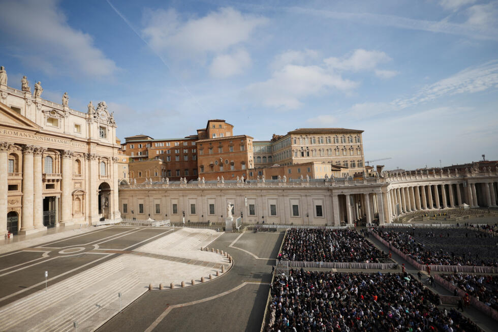 Vista general de la Plaza de San Pedro el día del traslado del cuerpo del papa Francisco, que será llevado al interior de la Basílica, en el Vaticano, el 23 de abril de 2025.
