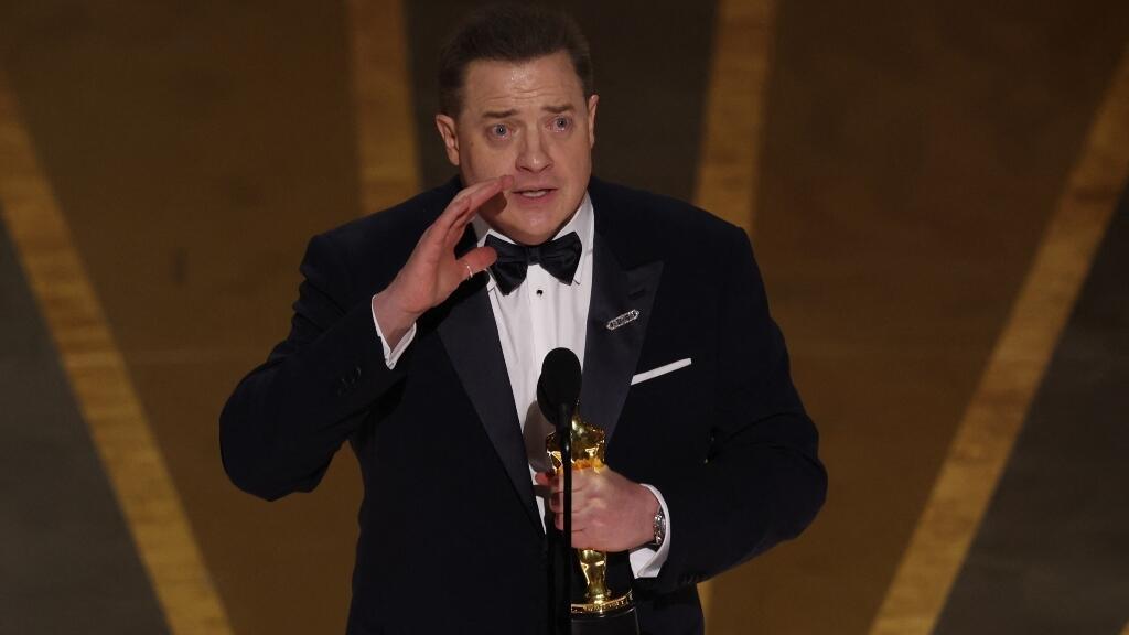 Brendan Fraser recibió su primer Óscar en 30 años de carrera. Entre lágrimas, el actor que protagoniza la cinta 'La Ballena' recibió su estatuilla.