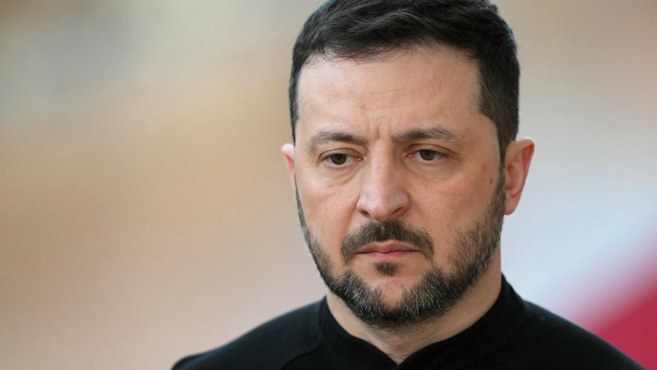 ضغوط قوية على زيلينسكي المتمسك بحلته العسكرية وبرفض إلقاء السلاح