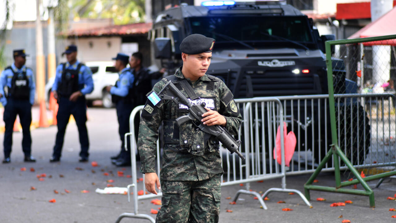 «No va a haber ningún golpe»: las Fuerzas Armadas de Honduras cierran filas con el Gobierno «No va a haber ningún golpe»: las Fuerzas Armadas de Honduras cierran filas con el Gobierno