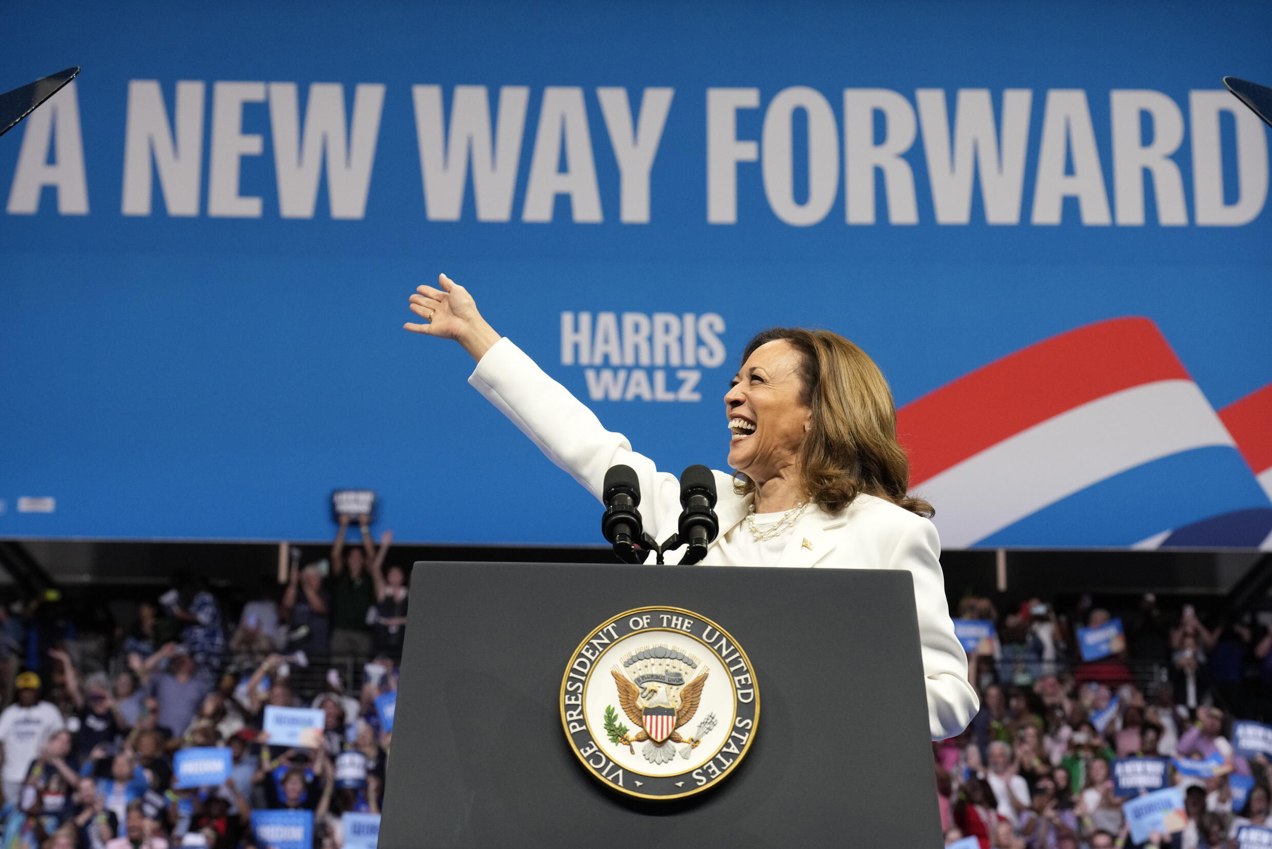 La candidata demócrata a la presidencia, la vicepresidenta Kamala Harris, habla en un acto de campaña en Savannah, Georgia, el jueves 29 de agosto de 2024.