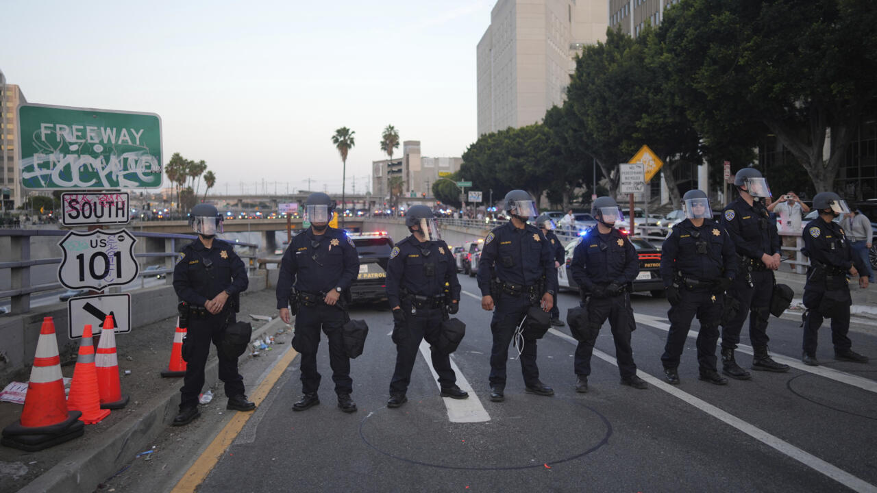 Des agents de la California Highway Patrol bloquent une bretelle d'accès à l'autoroute U.S. 101 lors de manifestations à Los Angeles, le 10 juin 2025.