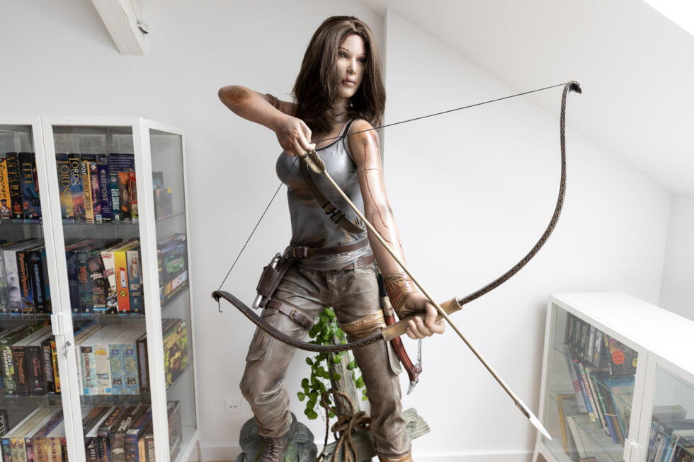 Une statue de Lara Croft, la protagoniste principale de la série de jeux vidéo "Tomb Raider", est exposée au "musée de l'histoire du jeu vidéo" à Zagreb, le 29 mai 2025