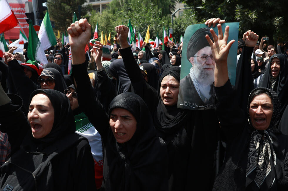 Une Iranienne porte un portrait du guide suprême Ali Khamenei, lor d'une manifestation de soutien au pouvoir en Iran et contre Israël, à Téhéran, le 20 juin 2025