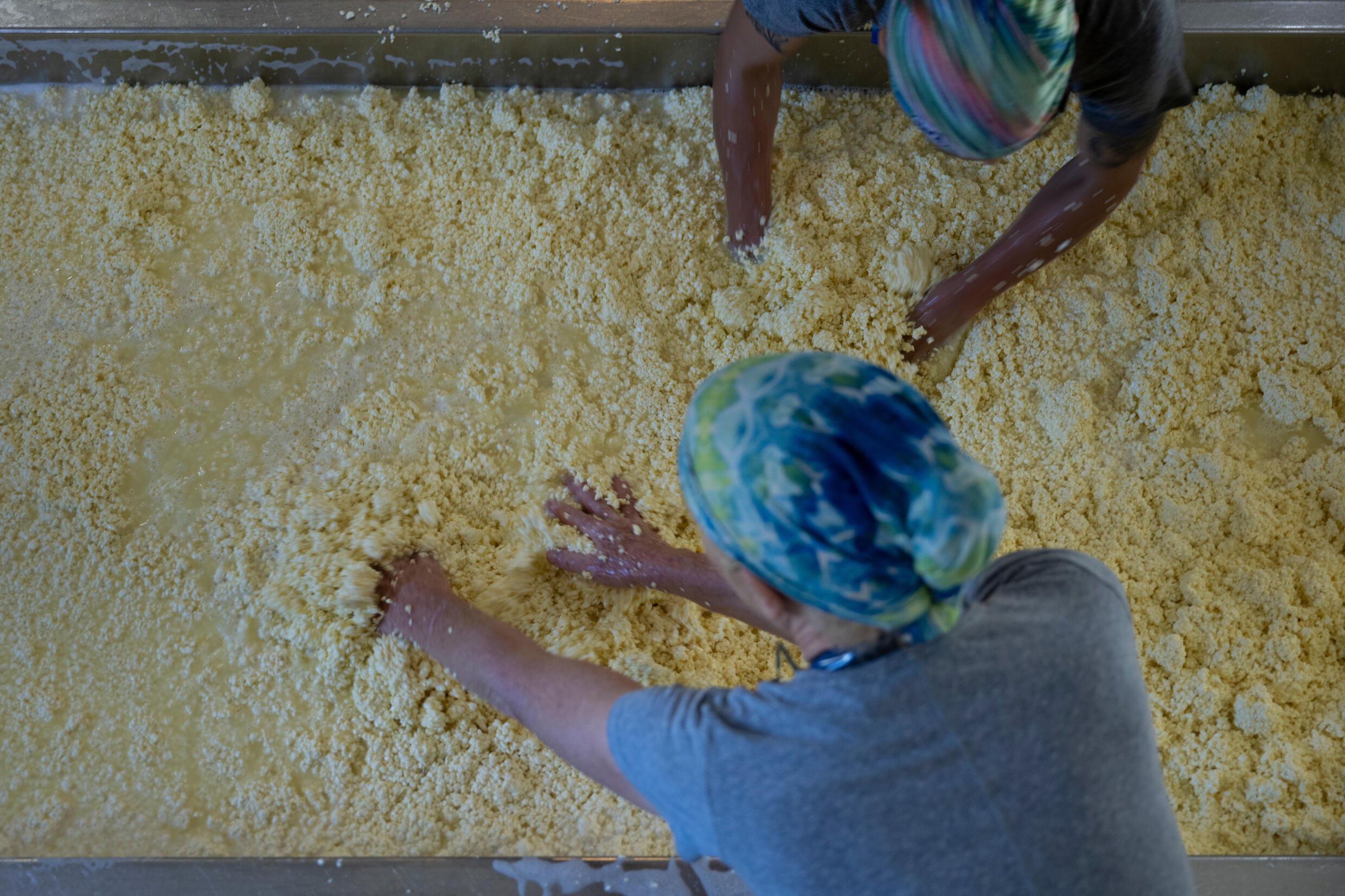 Helen Feete (abajo) y Ana Arguello durante la fabricación de un queso de Meadow Creek Dairy, en Galax, Virginia (Estados Unidos), el 5 de octubre de 2022