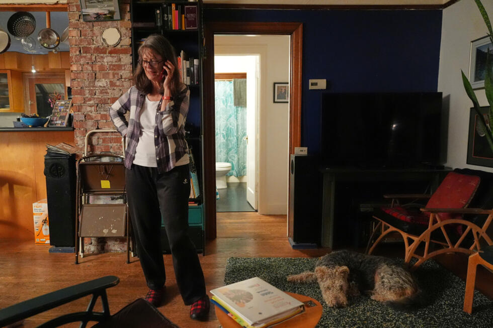 Mary E. Brunkow habla por teléfono durante una entrevista tras ganar el Premio Nobel de Medicina por parte de su trabajo sobre la tolerancia inmunológica periférica, en Seattle, el lunes 6 de octubre de 2025. A su lado se encuentra su perra Zelda.