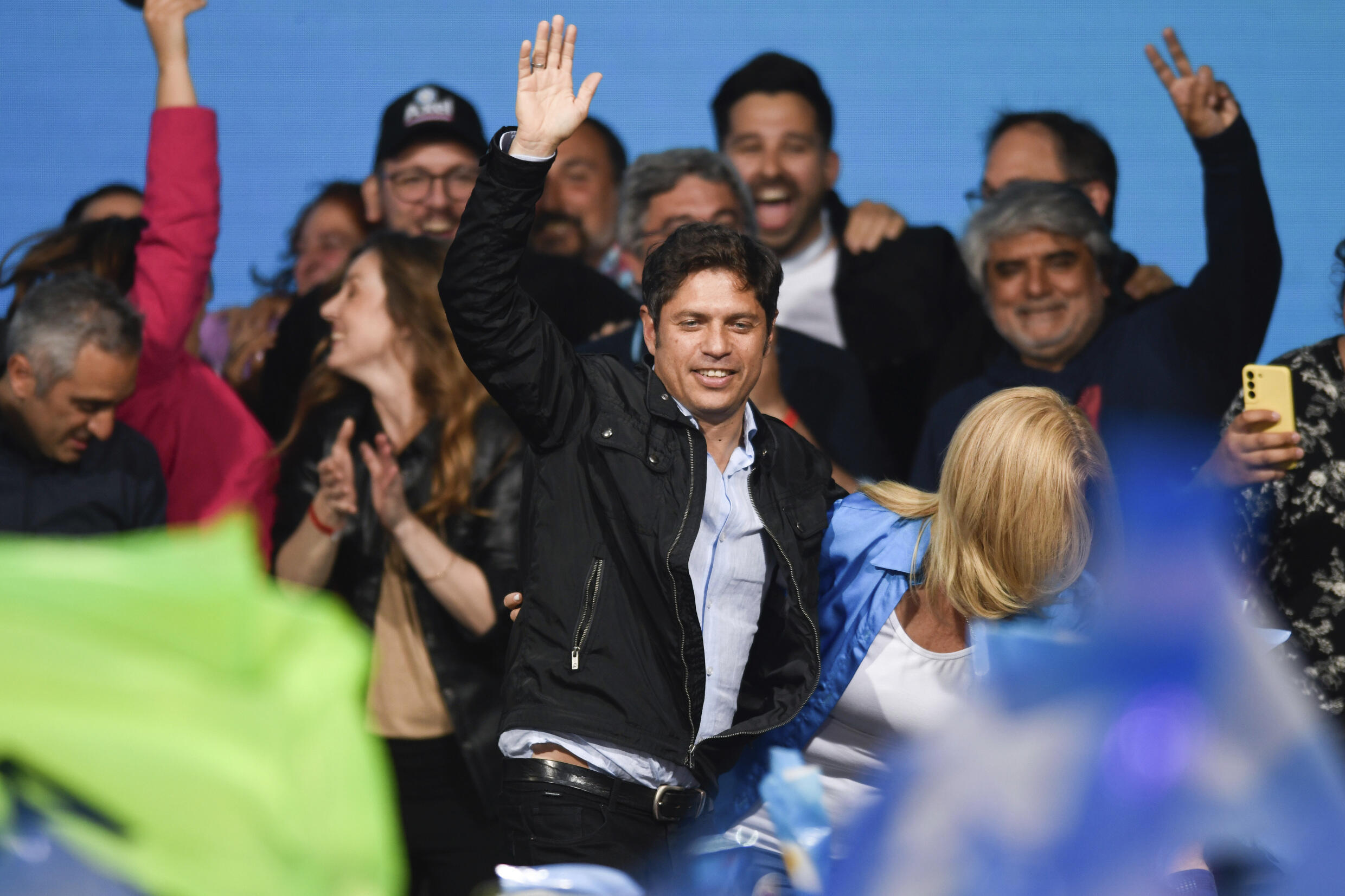 El gobernador de la provincia de Buenos aires, Axel Kicillof, saluda a simpatizantes en la sede de campaña de Sergio Massa, candidato presidencial por el oficialismo, elecciones generales en Buenos Aires, Argentina, domingo 22 de octubre de 2023.