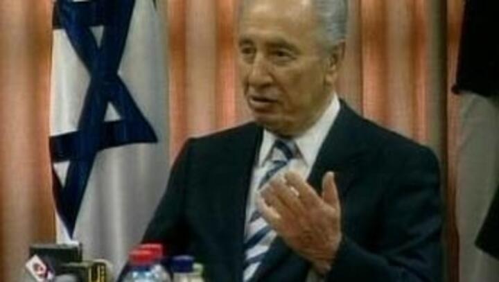 Peres against military strike on Iran