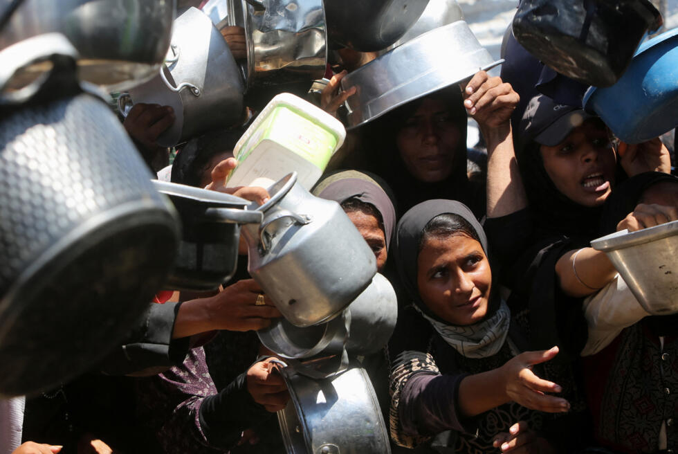 Palestinos esperan para recibir comida en Khan Yunis, en el sur de la Franja de Gaza, el 4 de agosto de 2025.