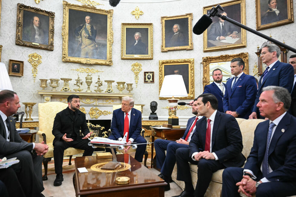 Le président ukrainien Volodymyr Zelensky et le président américain Donald Trump dans le bureau ovale de la Maison Blanche à Washington, DC, le 18 août 2025