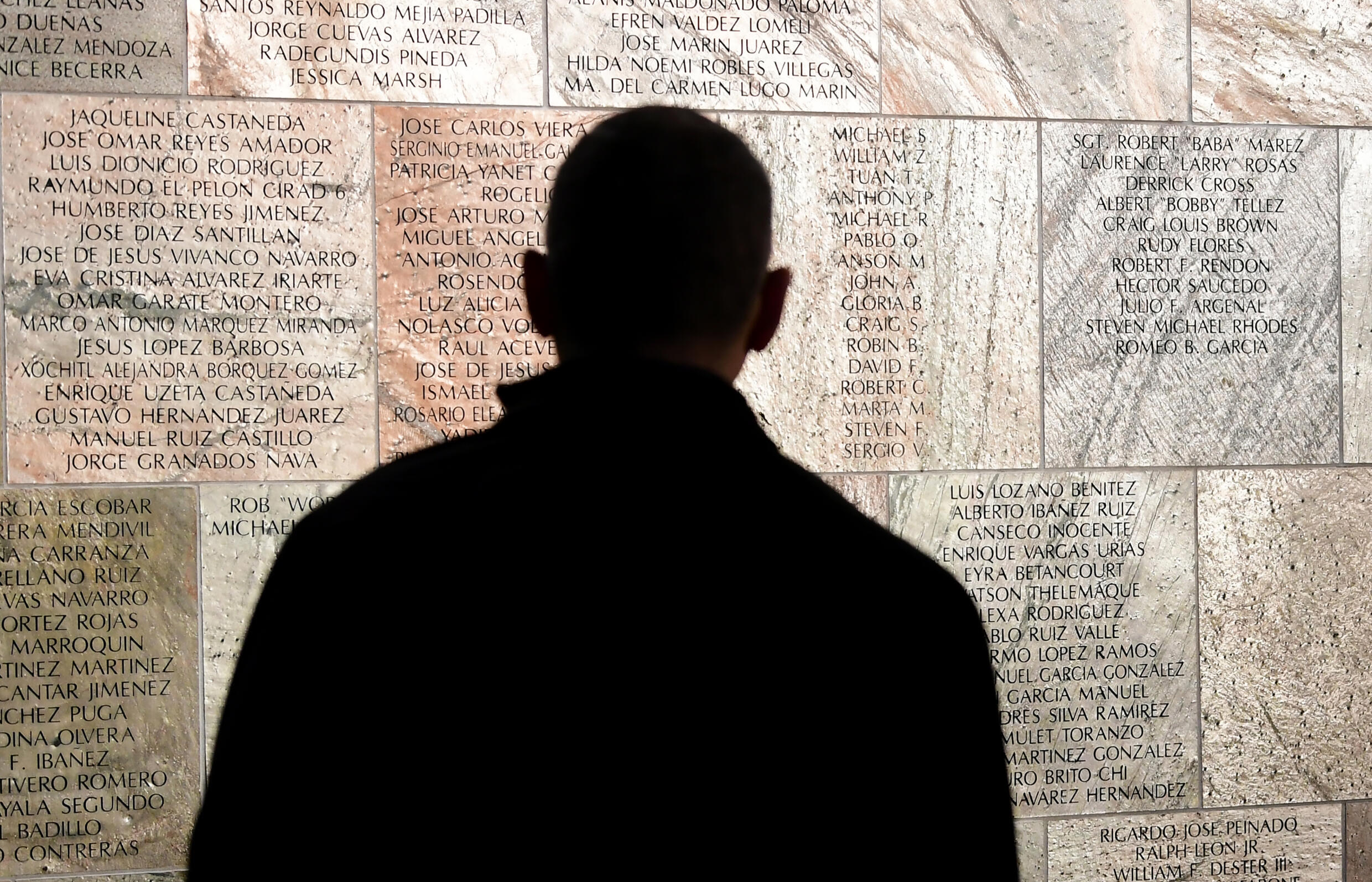 Un muro conmemorativo dedicado a quienes murieron de SIDA en Lincoln Park el 1 de diciembre de 2021 en Los Ángeles