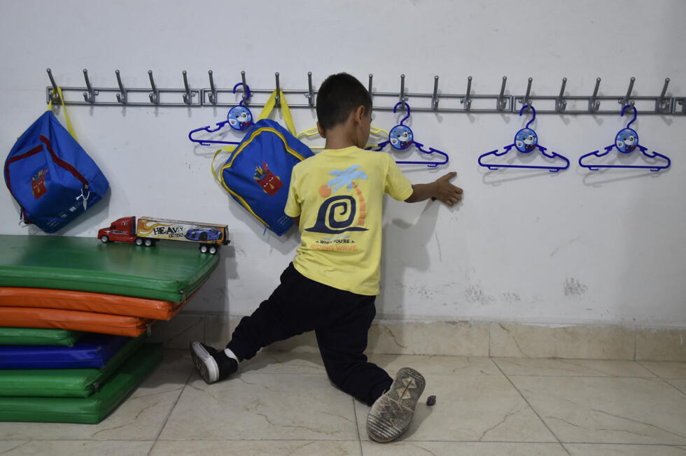 Un garçon déplacé joue dans une école temporaire pour enfants déplacés mise en place par le gouvernement local de Norte De Santander à Cucuta, en Colombie, le 28 janvier 2025.