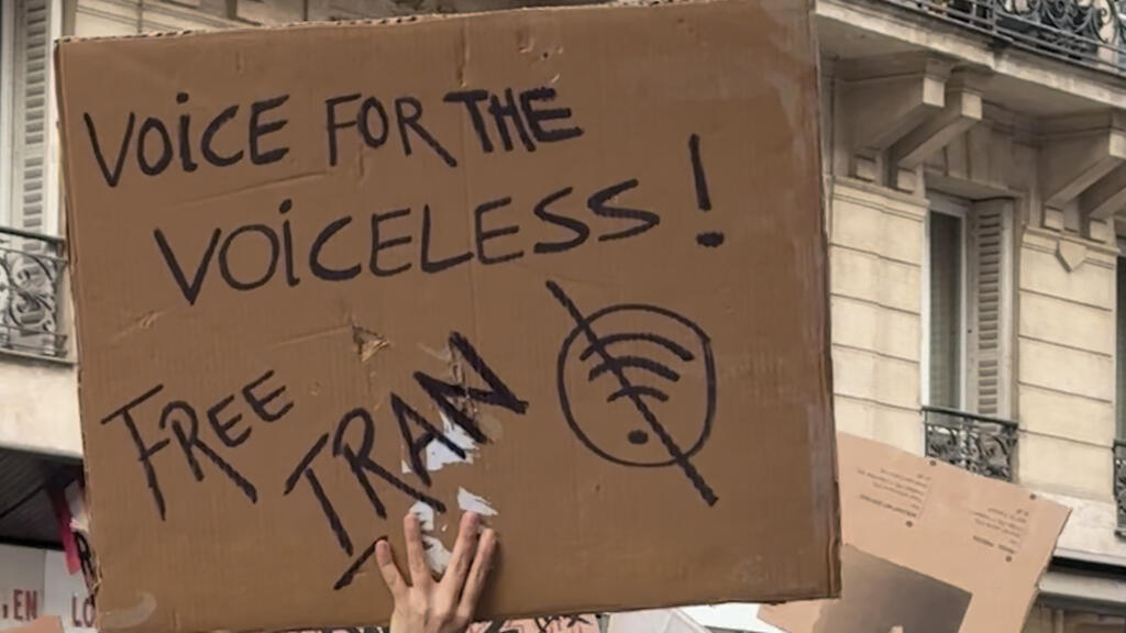 Iran : face au black-out et aux tueries dans le pays, la diaspora se mobilise