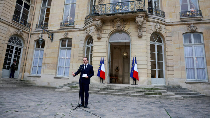Le Premier ministre français démissionnaire, Sébastien Lecornu, dans la cour de l'Hôtel Matignon à Paris, le 8 octobre 2025.
