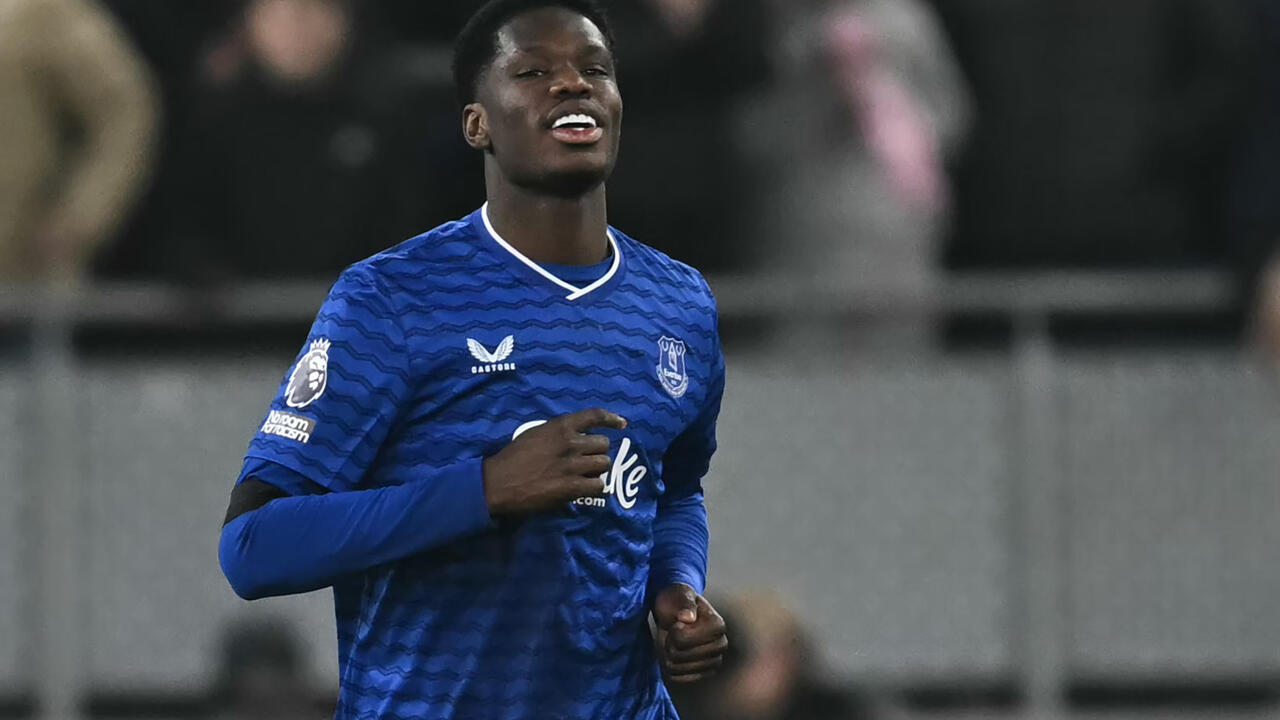 بطولة إنكلترا: باري يهز الشباك مجددا وينقذ إيفرتون من الخسارة أمام ليدز