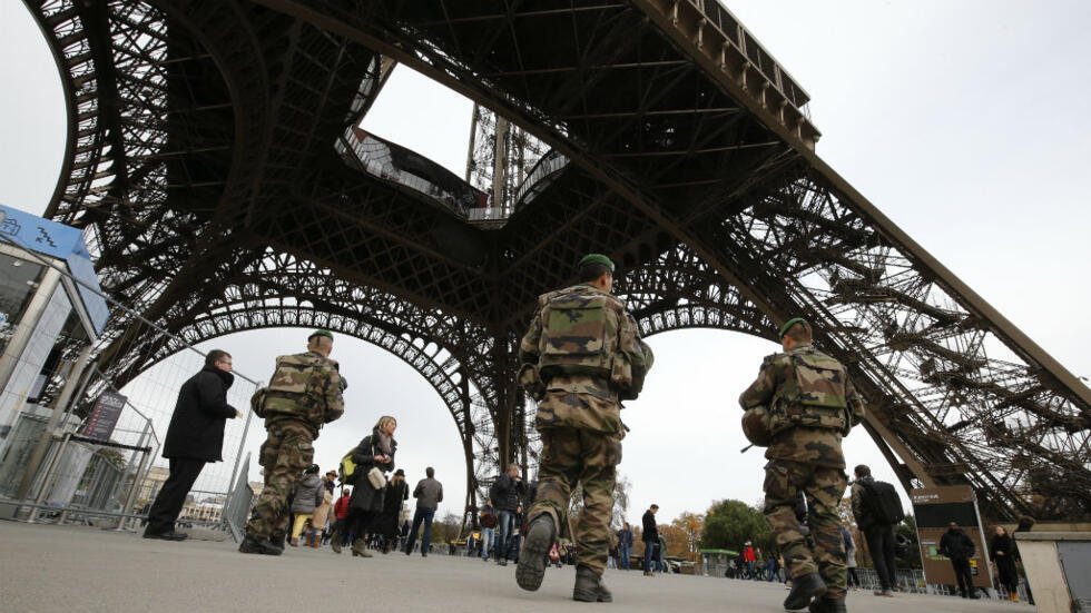 Eiffel Tower fan zone should be closed for Euro 2016 over security