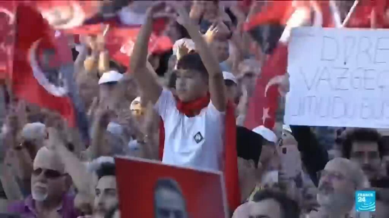  Thousands rally for CHP amid legal crackdown on leadership
