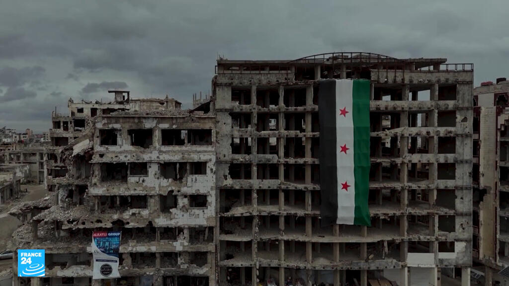 عام على الإطاحة بالأسد.. مدينة حمص، شاهدة على جراح الماضي ومخاوف الحاضر