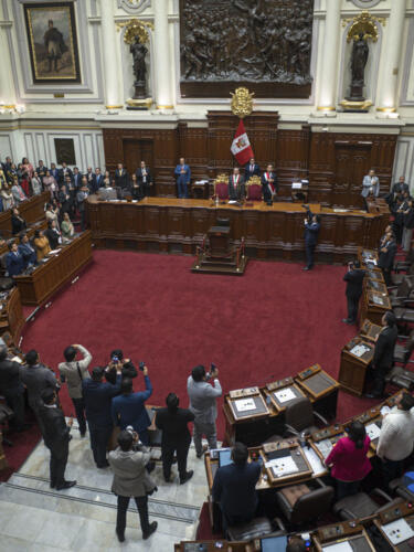 El presidente interino de Perú, José Jerí Oré jura su cargo ante el Pleno del Congreso este jueves en Lima, (Perú).