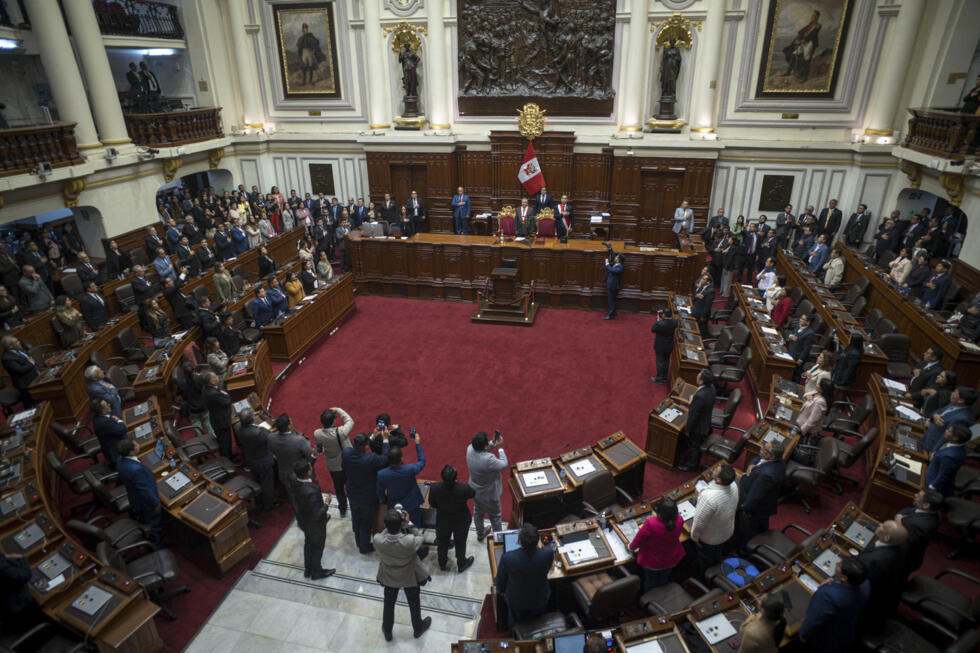 Nuevo presidente de Perú con denuncia por violación sexual, otra por desobediencia a la autoridad y otra por enriquecimiento ilícito | Al Dia Media El presidente interino de Perú, José Jerí Oré jura su cargo ante el Pleno del Congreso este jueves en Lima, (Perú).