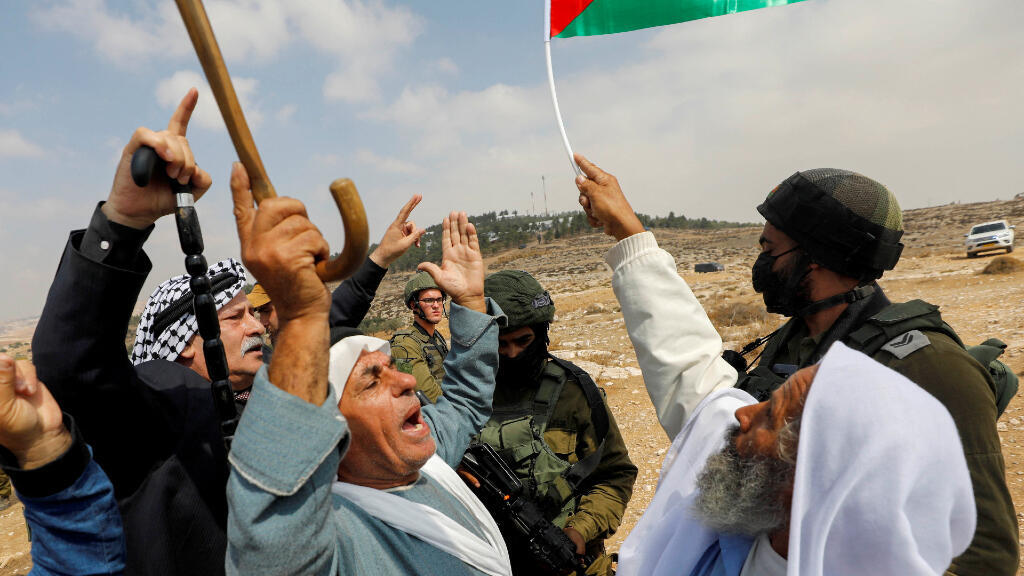 Manifestantes palestinos gritan frente a las fuerzas israelÃÂÃÂÃÂÃÂes durante una protesta contra los asentamientos israelÃÂÃÂÃÂÃÂes en Masafer Yatta, en Cisjordania ocupada, el 2 de octubre de 2021.