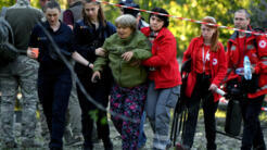 Rescatistas y trabajadores médicos ayudan a una anciana cuya hija y nieta murieron como resultado de la explosión de un misil ruso derribado frente a un policlínico, en Kiev, Ucrania, el 1 de junio de 2023.