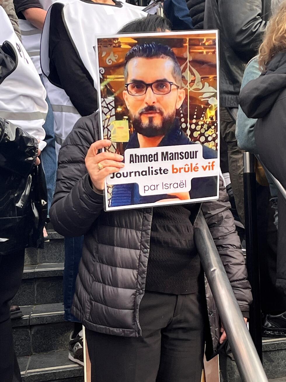 مظاهرى لصحافيين فرنسيين دعما لزملائهم في غزة. على الصورة أحمد منصور صحافي في غزة أحرق حيا. 16 أبريل/نيسان 2025.