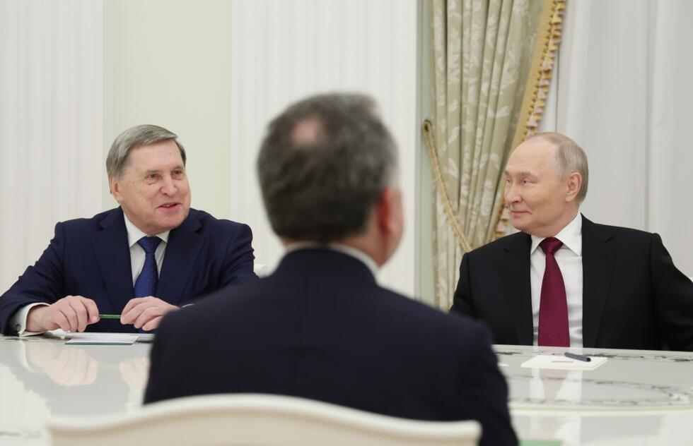 El presidente ruso Vladimir Putin y el asesor diplomático del Kremlin Yuri Ushakov, durante una reunión con el enviado estadounidense Steve Witkoff en Moscú, el 2 de diciembre de 2025.