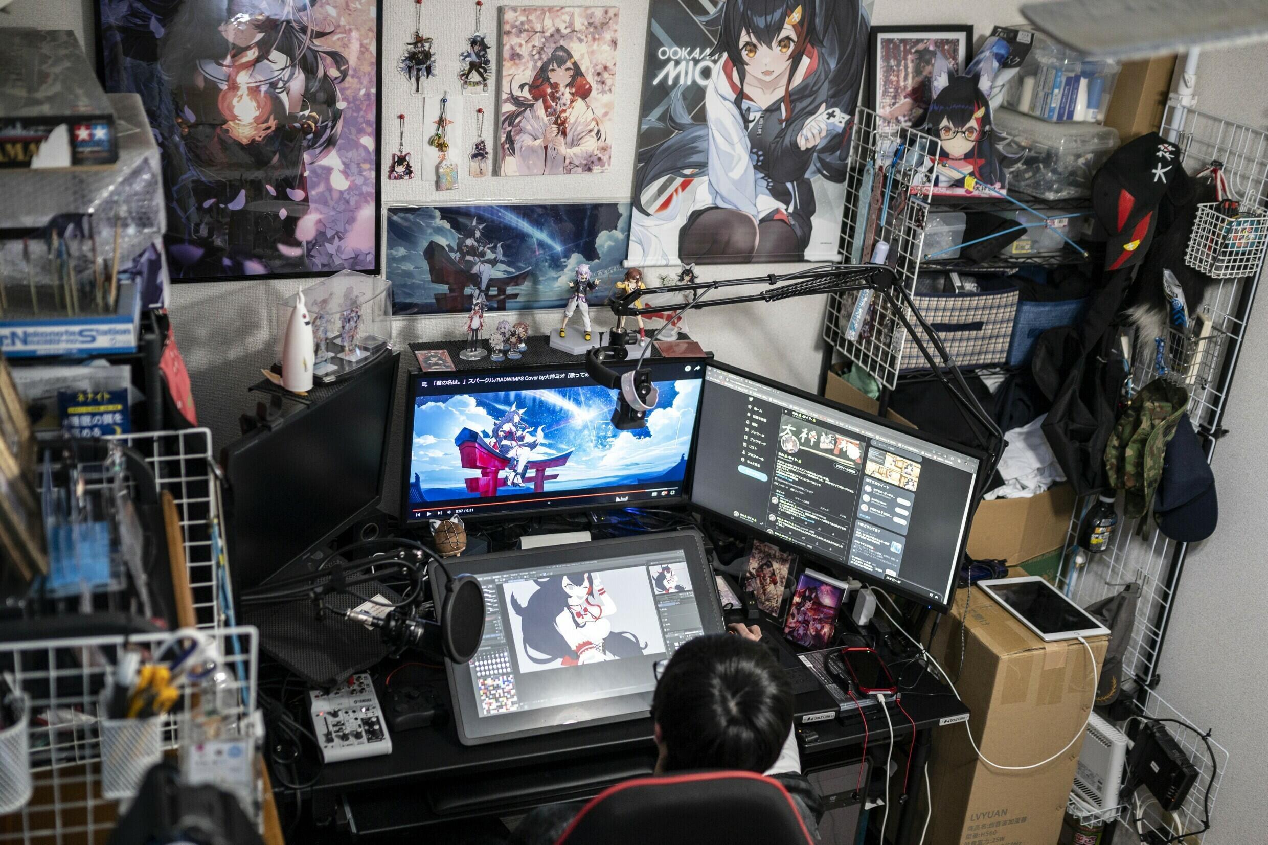 バーチャルファンのカズミは、東京近郊の小さなアパートに、お気に入りのキャラクターである岡見美緒をポスター、額入りの写真、ギリングで飾りました。