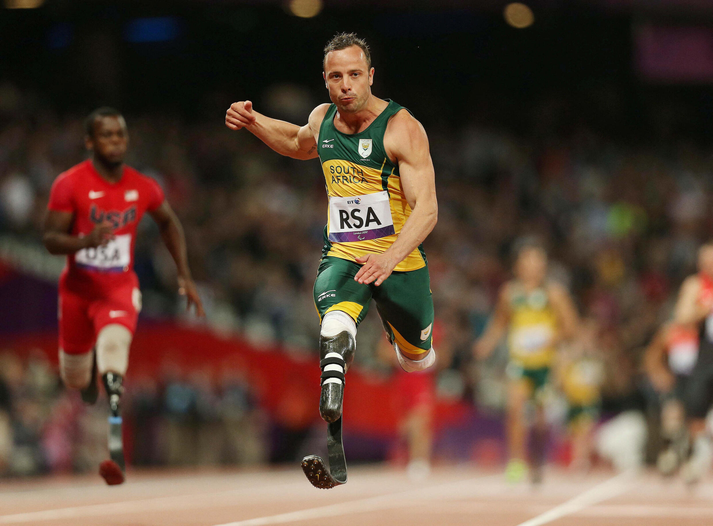 Foto de Archivo: Paralímpicos - Juegos Paralímpicos Londres 2012 - Estadio Olímpico - 5/9/12 Atletismo - Relevo 4x100m Masculino - T42/T46 Final - Oscar Pistorius del equipo de Sudáfrica cruza la línea de meta para ganar el Oro y romper el récord mundial.