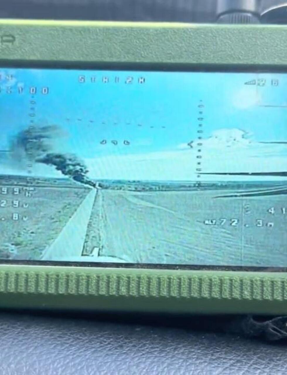Dans la vidéo qu’il a postée sur TikTok le 14 octobre 2025, l’humanitaire volontaire filme un détecteur de drones installé sur le tableau de bord de son véhicule. L’appareil intercepte le signal de la caméra d’un drone russe FPV qui survole la scène.