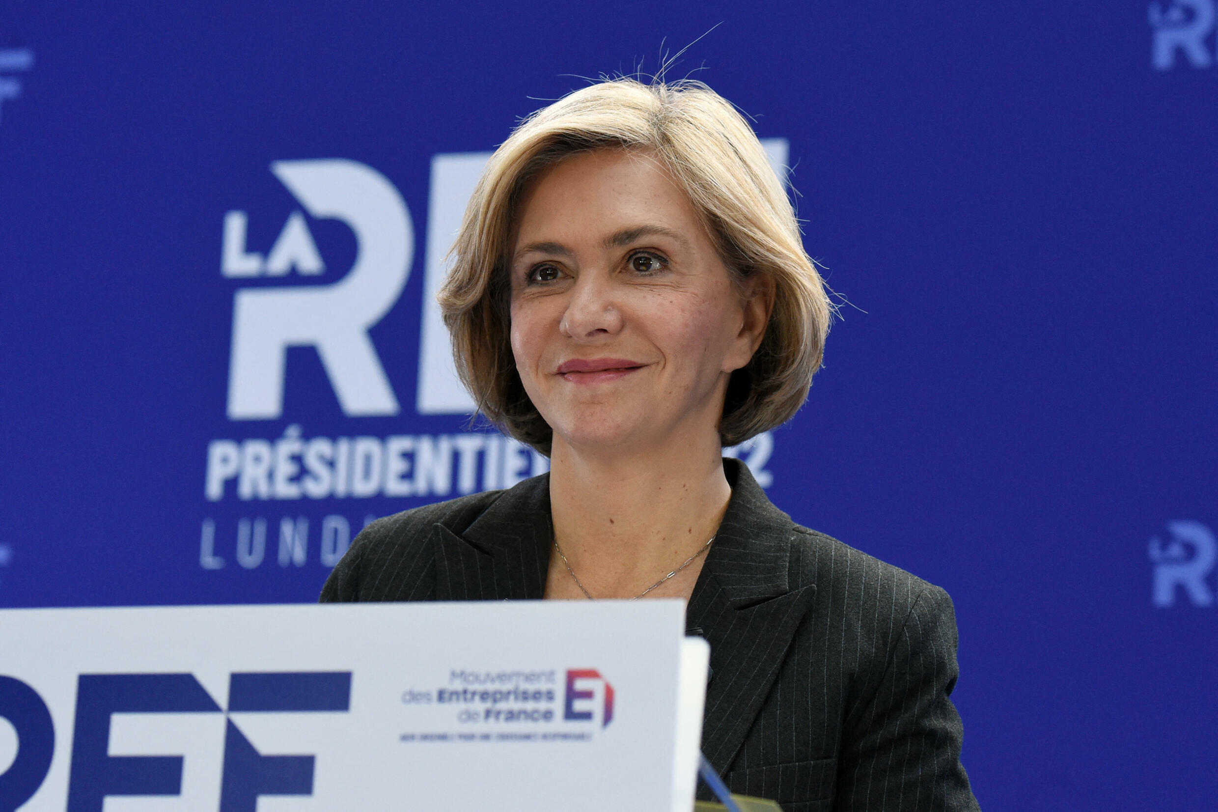 La candidata de Los Republicanos, Valérie Pécresse, frente a los empresarios en París, Francia, 21 de febrero de 2022,