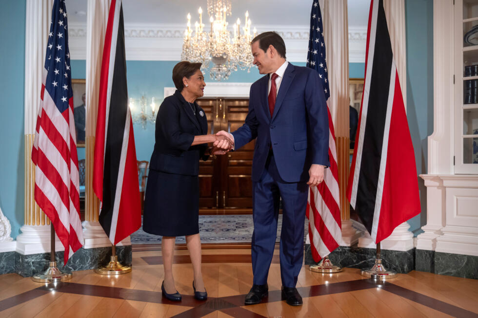 El secretario de Estado, Marco Rubio (a la derecha), estrecha la mano de la primera ministra de Trinidad y Tobago, Kamla Persad-Bissessar, en el Departamento de Estado, el martes 30 de septiembre de 2025, en Washington.