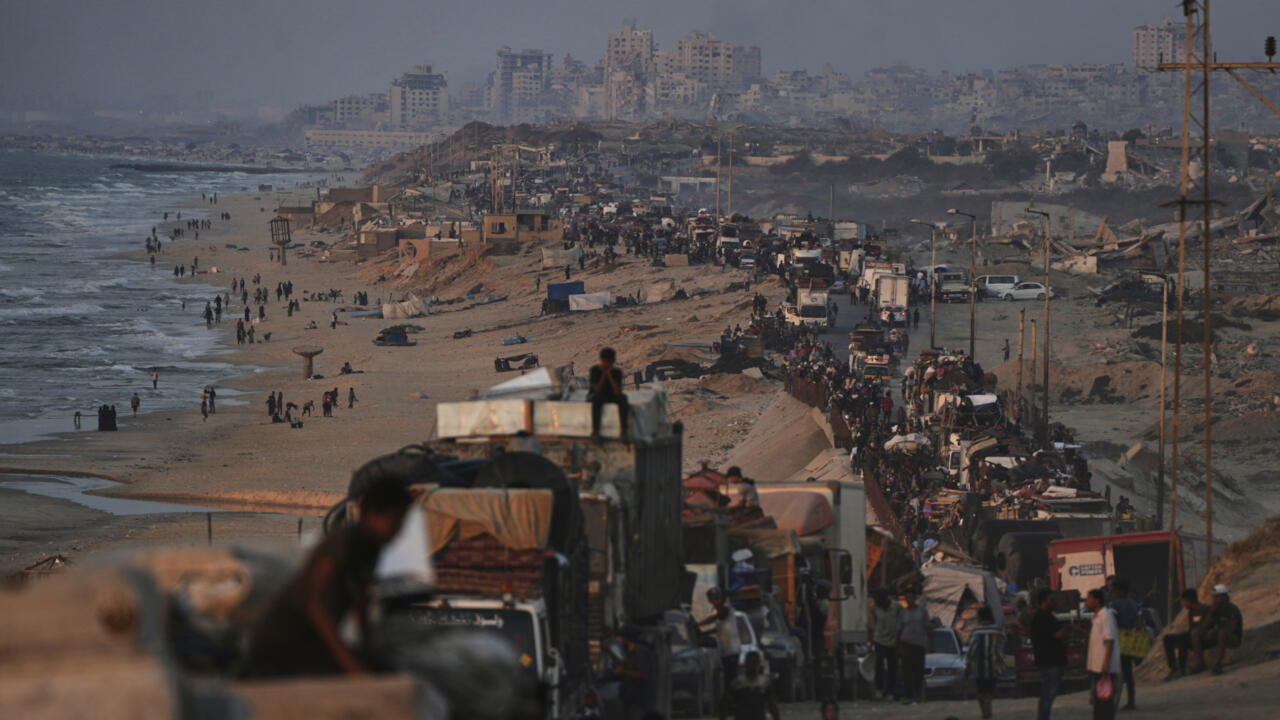 En imágenes: miles de palestinos obligados a huir de una Ciudad de Gaza en ruinas