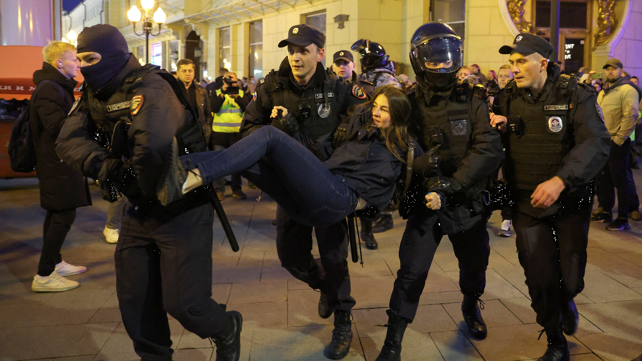 Agentes de la ley rusos detienen a una persona durante una concentración no sancionada, después de que activistas de la oposición convocaran protestas callejeras contra la movilización de reservistas ordenada por el presidente Vladímir Putin, en Moscú, Rusia, el 21 de septiembre de 2022.