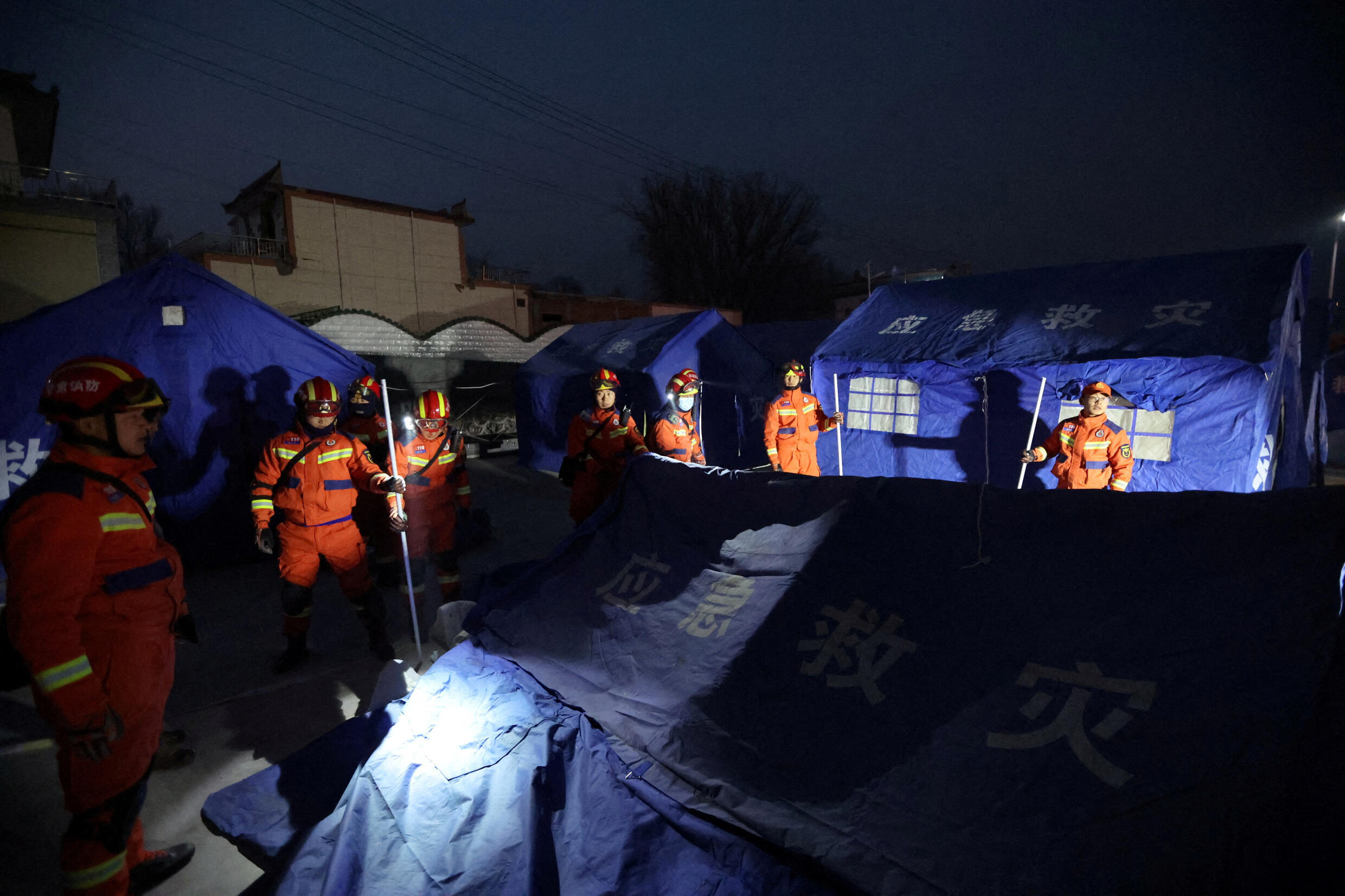 Los trabajadores de rescate instalaron tiendas de campaña de emergencia en la aldea de Kangdiao después del terremoto en el condado de Jishishan, provincia de Gansu, China, 19 de diciembre de 2023.