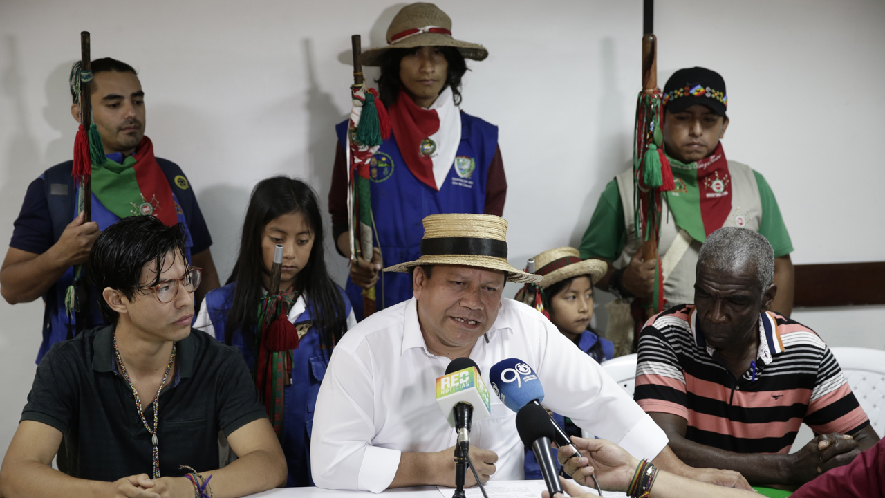 Giovani Yule, vocero del Consejo Regional Indígena del Cauca, mientras participa una rueda de prensa en Cali, Colombia, el 21 de agosto de 2019.