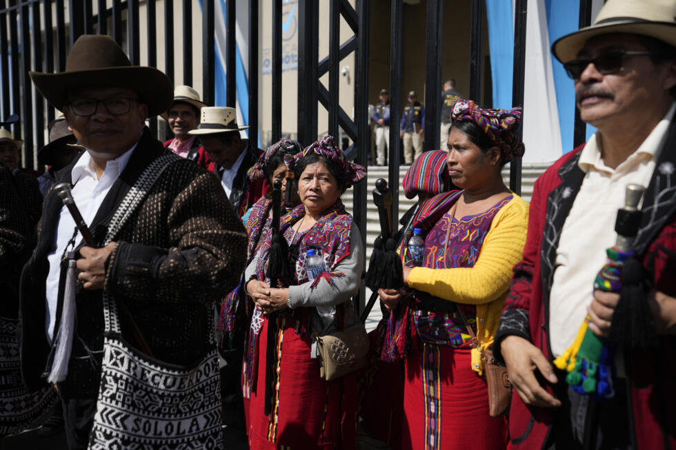 Manifestantes indígenas exigen la renuncia de la fiscal general Consuelo Porras y del fiscal Rafael Curruchiche en la ciudad de Guatemala, el 2 de octubre de 2023.