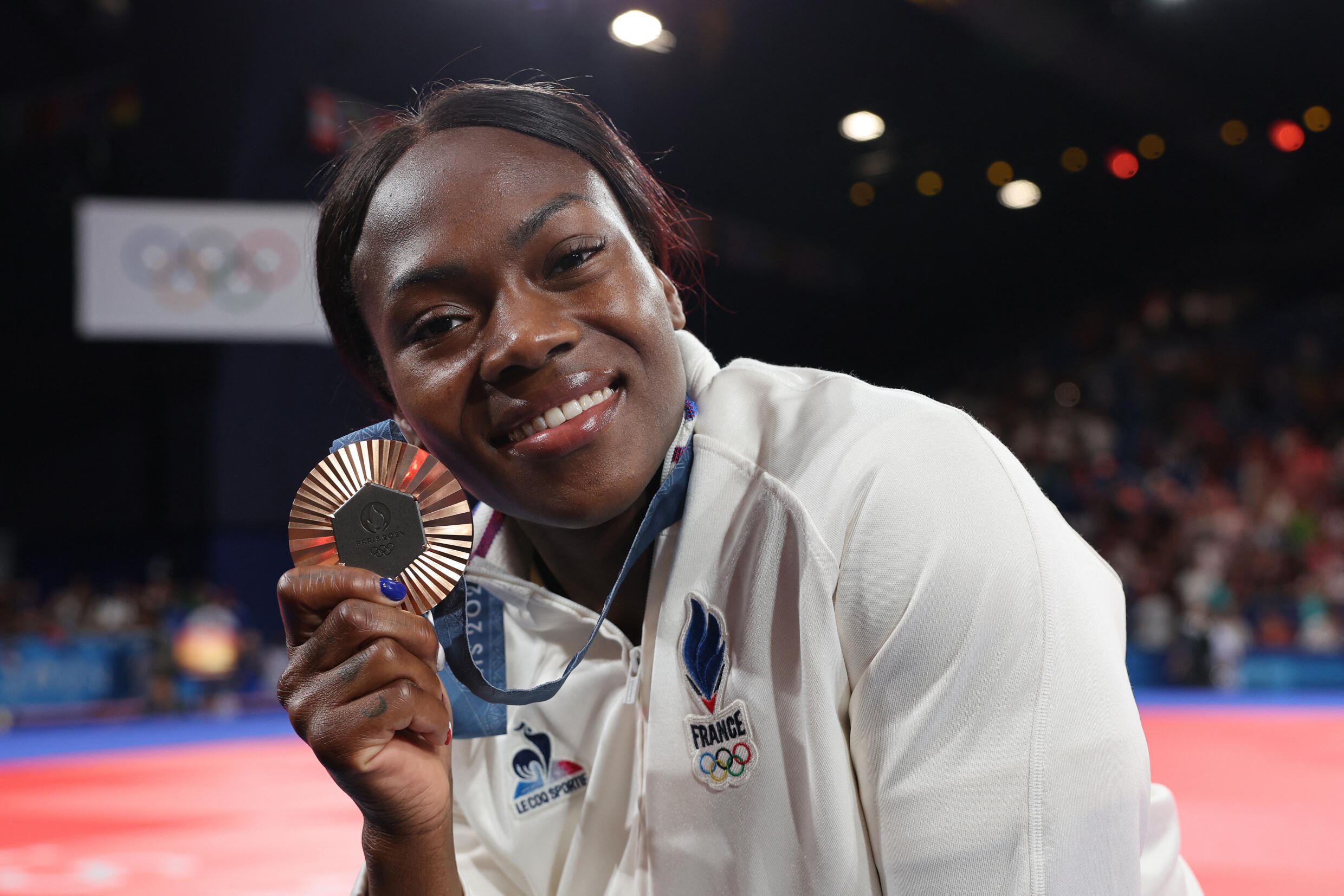 Clarisse Agbégnénou célèbre sa médaille de bronze dans la catégorie des moins de 63kg aux jeux olympiques de Paris, le 30 juillet 2023.