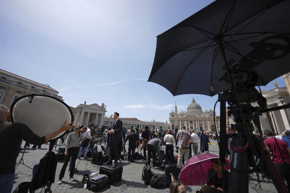 Des journalistes se rassemblent sur la place Saint-Pierre au Vatican après l'annonce de la mort du pape François, lundi 21 avril 2025.
